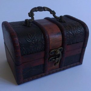 Дървена кутия за бижута