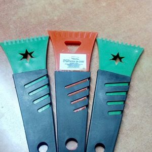 Стъргалка за лед и почистване на автостъкла и автомобили с дръжка