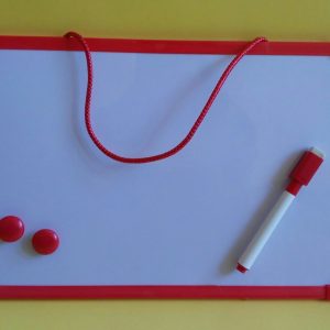 Бяла дъска за писане и рисуване с маркер и магнити - в червен цвят