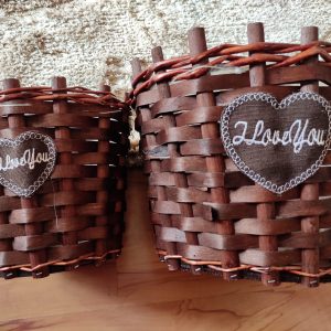 Комплект от два броя кашпи за цветя с бродерия на тях подходящи за подарък и за в къщи