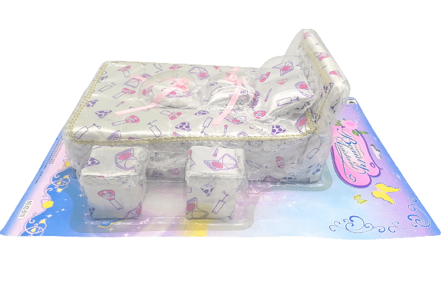 Спалня за кукли с възглавници и табуретки