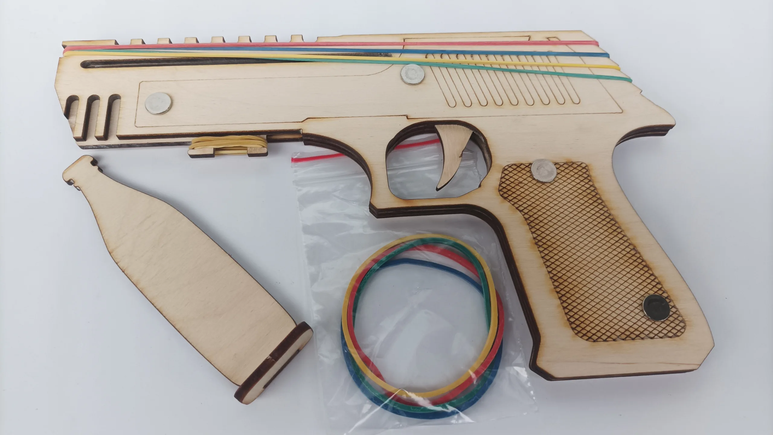 Дървен пистолет с мишена